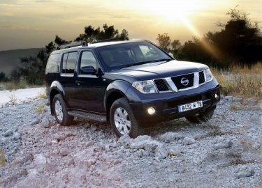 В статье мы говорим о том, как провести самому замену масла в АКПП Ниссан Патфайндер. Фото, видео и подробная инструкция.
