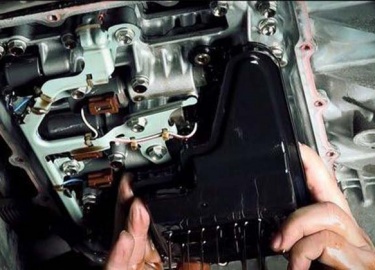 В статье рассказывается о том, как самостоятельно провести замену масла в АКПП Мазда 3. Фото, видео и инструкция.
