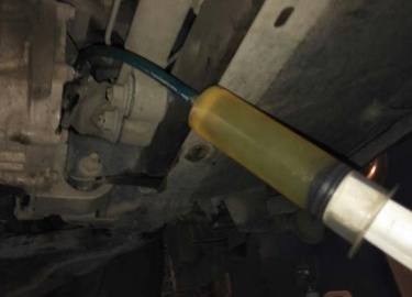 В статье мы говорим о том, как провести самому замену масла в АКПП Ниссан Патфайндер. Фото, видео и подробная инструкция.
